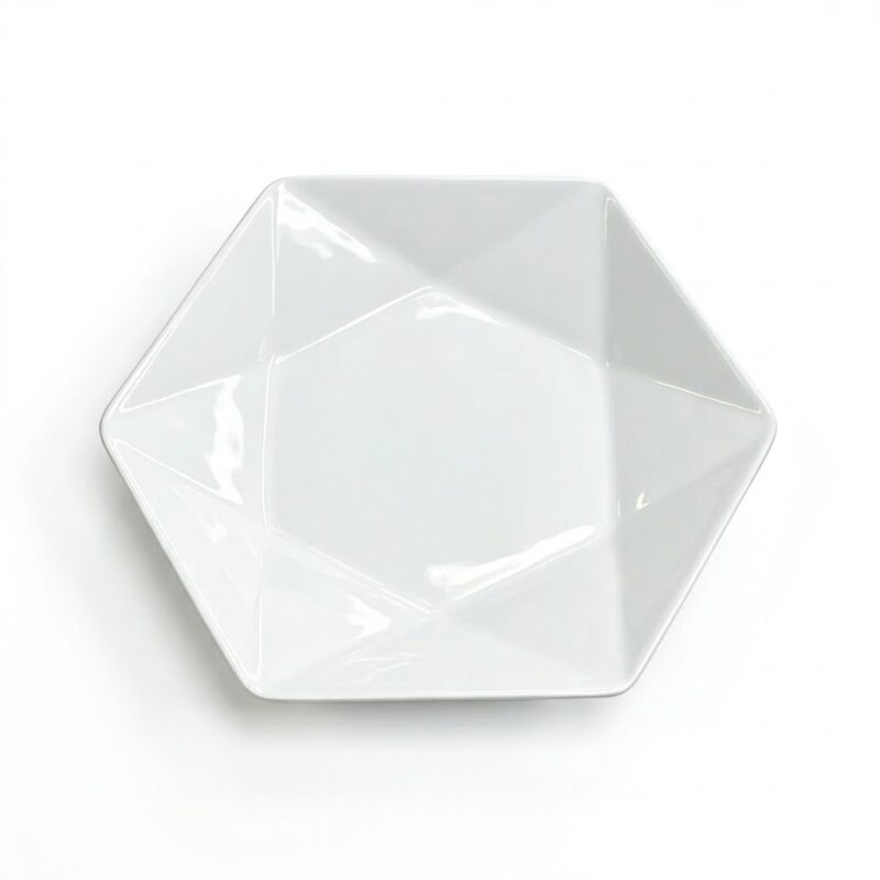 Platou de servire alb din porțelan, formă hexagonală cu design interior geometric, văzut de sus pe fundal alb.