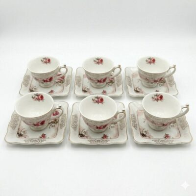 Set de 6 cești elegante de ceai cu farfuriuțe pătrate asortate, decorate cu model floral de trandafiri și detalii aurii, prezentate pe fundal alb.