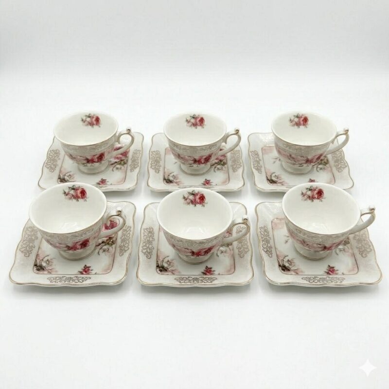 Set de 6 cești elegante de ceai cu farfuriuțe pătrate asortate, decorate cu model floral de trandafiri și detalii aurii, prezentate pe fundal alb.