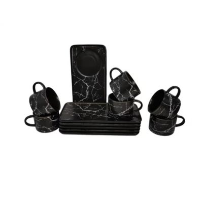 Set de cafea Malooki Midnight Marble din porțelan negru cu model de marmură albă, 12 piese, așezat pe fundal alb.