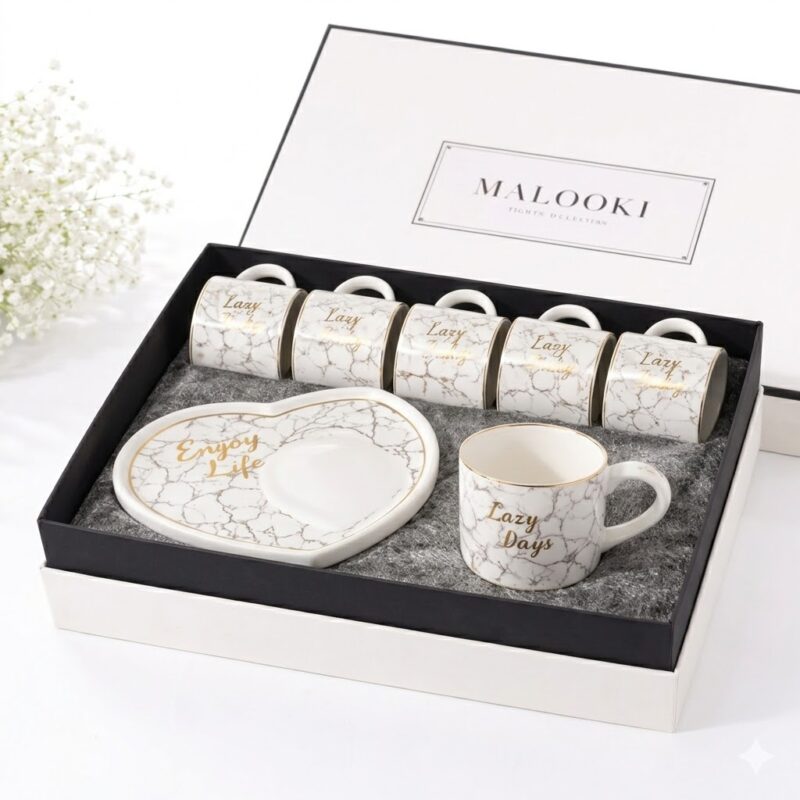 Un set de cadou complet cu cinci căni de cafea din ceramică cu model de marmură, o farfurioară asortată și o cutie de prezentare de la Malooki.