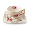 Set elegant format dintr-o ceașcă de porțelan și o farfurioară pătrată asortată cu margini decupate (ajurate). Setul are un design vintage cu imprimeu floral cu trandafiri și accente aurii rafinate, pe fundal alb.