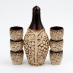 Set Rustic din Ceramică "Vița de Vie" – Carafă 750 ml cu Dop și 6 Pahare a 100 ml