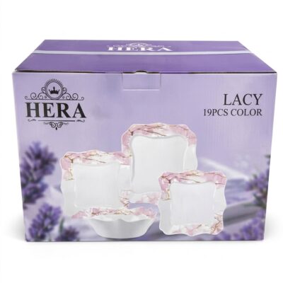 Cutie de prezentare pentru setul de farfurii din sticlă opal Hera Lacy, 19 piese, cu model delicat de lavandă. Fotografie comercială AYBR Home.