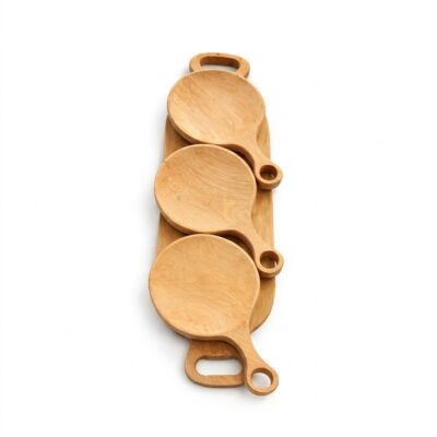 Set de servire din lemn masiv cu 4 piese, include tavă suport lungă și 3 platouri rotunde cu mâner, fundal alb.