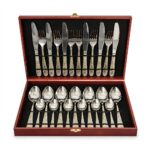 Set de tacâmuri din inox cu detalii aurii în cutie de lemn elegantă