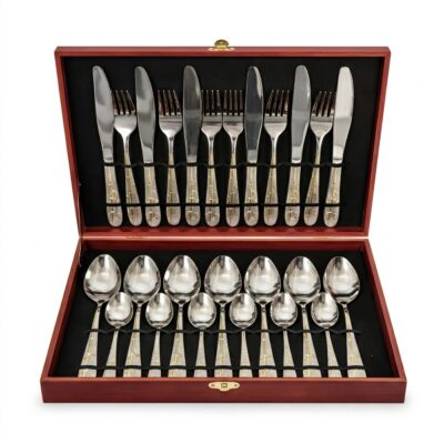 Set de tacâmuri din inox cu detalii aurii în cutie de lemn elegantă