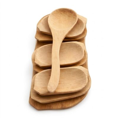 Set de servire vertical din lemn natural, cu boluri stivuite si o lingură mare, pe fundal alb.