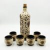 Set tradițional din ceramică format din sticlă și 6 pahare, decorat cu motive în relief cu struguri și viță de vie, pe fundal alb.
