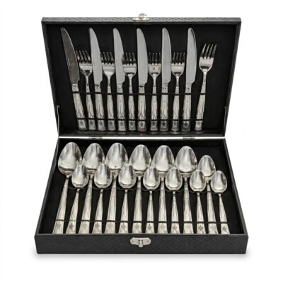 Set de tacâmuri din inox cu 24 de piese, așezate într-o cutie de prezentare neagră, design modern și elegant.