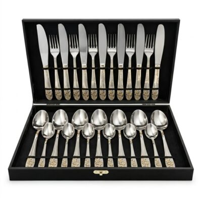„Set complet de tacâmuri din inox cu mânere decorate cu model floral auriu, prezentate într-o casetă neagră elegantă, ideal pentru cadou sau evenimente festive.”