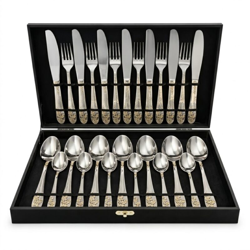 „Set complet de tacâmuri din inox cu mânere decorate cu model floral auriu, prezentate într-o casetă neagră elegantă, ideal pentru cadou sau evenimente festive.”