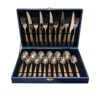 Set de tacâmuri elegant, 24 piese, argintiu cu mânere aurii texturate, prezentat în casetă de lux albastră.