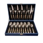 Set de tacâmuri elegant, 24 piese, argintiu cu mânere aurii texturate, prezentat în casetă de lux albastră.