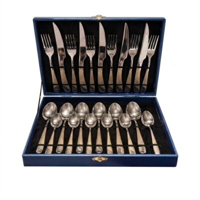 Set de tacâmuri elegant, 24 piese, argintiu cu mânere aurii texturate, prezentat în casetă de lux albastră.