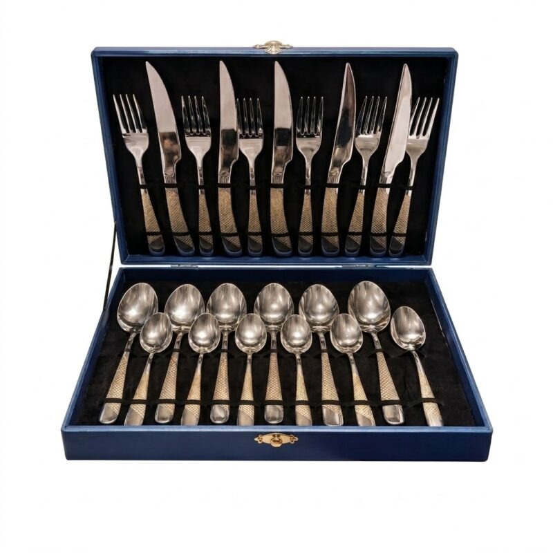 Set de tacâmuri elegant, 24 piese, argintiu cu mânere aurii texturate, prezentat în casetă de lux albastră.