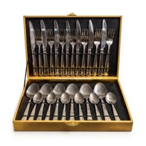 Set complet de tacâmuri premium, așezate într-o cutie aurie elegantă.