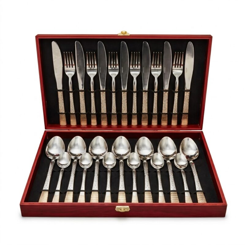 Set de tacâmuri din inox pentru 6 persoane, 24 de piese, cu model auriu texturat pe mânere, prezentat în cutie de lemn vișinie pe fundal alb.
