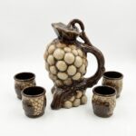 Set Rustic pentru Vin din Ceramică "Ciorchine de Strugure" – Carafă și 4 Cănițe