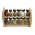 Suport pentru condimente din lemn cu 12 borcane din sticlă și Suport din lemn cu borcane de condimente așezat pe blatul din bucătărie