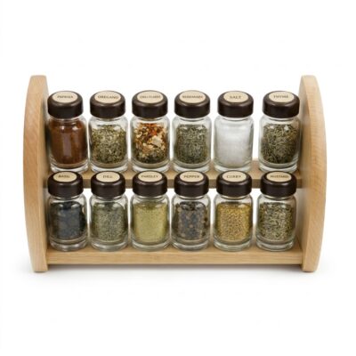 Suport pentru condimente din lemn cu 12 borcane din sticlă și Suport din lemn cu borcane de condimente așezat pe blatul din bucătărie