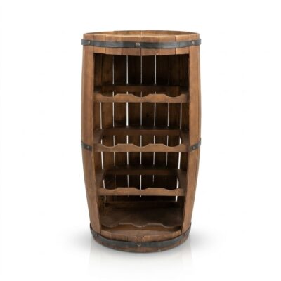 Suport pentru sticle de vin realizat manual dintr-un butoi de lemn masiv, design rustic cu rafturi orizontale, fundal alb.