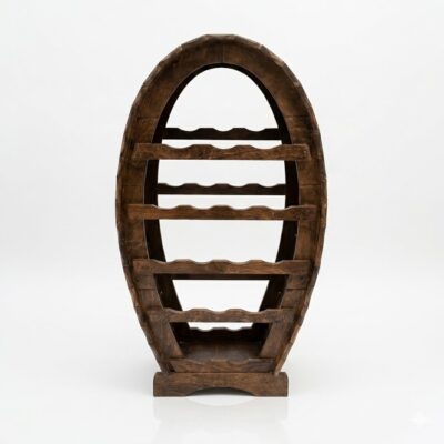 suport de vin din lemn masiv în formă de butoi, tăiat în jumătate vertical, cu patru rafturi ondulate pentru depozitarea sticlelor și cercuri metalice decorative, pe fundal alb.