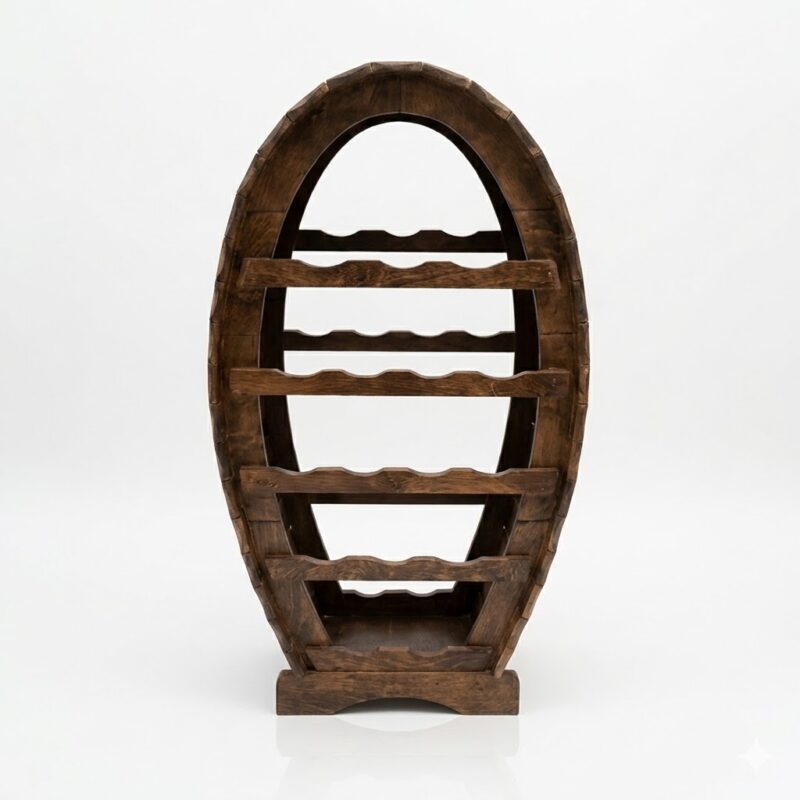 suport de vin din lemn masiv în formă de butoi, tăiat în jumătate vertical, cu patru rafturi ondulate pentru depozitarea sticlelor și cercuri metalice decorative, pe fundal alb.