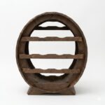 Suport de vinuri realizat din lemn masiv în formă de butoi, cu rafturi orizontale pentru depozitarea sticlelor, stil rustic.