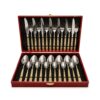 Un set complet de 24 de tacâmuri din oțel inoxidabil cu mânere aurii decorate cu un model geometric, prezentate într-o casetă elegantă din lemn roșu cu interior de catifea neagră