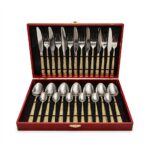 Un set complet de 24 de tacâmuri din oțel inoxidabil cu mânere aurii decorate cu un model geometric, prezentate într-o casetă elegantă din lemn roșu cu interior de catifea neagră