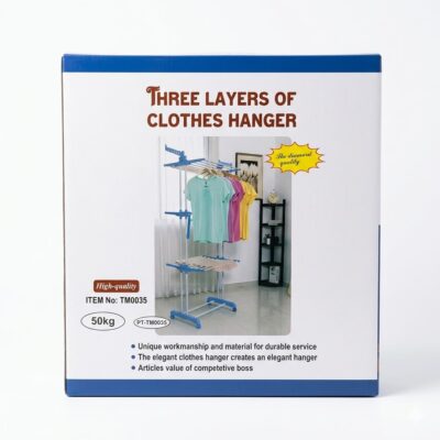 "Un suport vertical de uscat rufe pe roți, cu trei niveluri, plin cu haine colorate pe umerașe și împăturite. Are o capacitate maximă de încărcare de 50 kg și include 30 de umerașe colorate și accesorii PT-TM03K. Fundal de interior curat, cu podea de lemn."