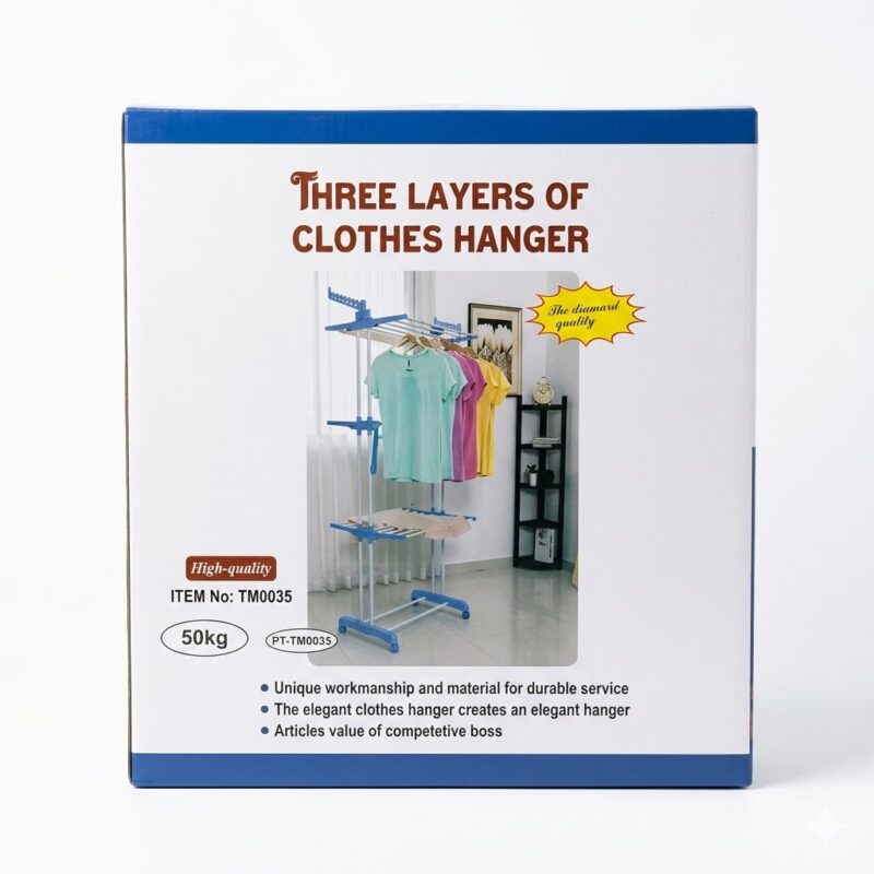 "Un suport vertical de uscat rufe pe roți, cu trei niveluri, plin cu haine colorate pe umerașe și împăturite. Are o capacitate maximă de încărcare de 50 kg și include 30 de umerașe colorate și accesorii PT-TM03K. Fundal de interior curat, cu podea de lemn."