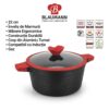 O cratiță neagră Blaumann de 32 cm, cu înveliș de marmură, mânere roșii ergonomice și capac de sticlă cu margine roșie, prezentată pe un fundal alb. Imaginea include text în română și pictograme care indică caracteristici precum corp din aluminiu turnat, compatibilitate cu inducția și gazul, retenție de căldură și economisire de energie.