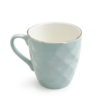 Cană din ceramică cu model geometric reliefat, culoare verde mentă și bordură argintie fină, prezentată pe fundal alb.