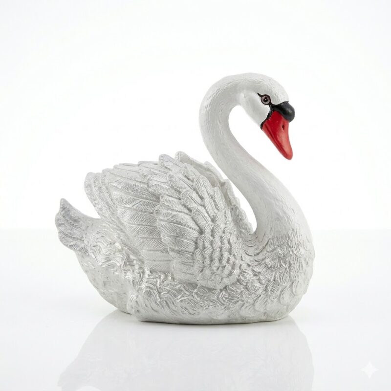 Figurină decorativă de grădină în formă de lebădă albă cu cioc roșu, vedere laterală, ideală pentru decor exterior.