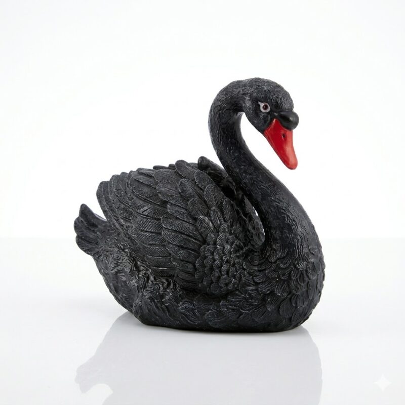 Statuetă decorativă pentru exterior reprezentând o lebădă neagră cu pene sculptate, optimizată pentru prezentare produs e-commerce.