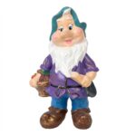 Alt Text: Figurina decorativa pitic de gradina din polystone cu palarie turcoaz si haina mov, tinand un cos cu recolta si o paleta, pe fundal alb.