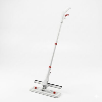 Mop cu pulverizator Aurora, alb cu detalii roșii, prevăzut cu rezervor de apă integrat pe mâner și lavetă din microfibră, prezentat pe fundal alb pur.