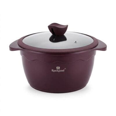 Oală antiaderentă Rockland cu diametrul de 24 cm, culoare vișiniu închis, fabricată din aluminiu turnat, prevăzută cu mânere laterale integrate și capac din sticlă termorezistentă, izolată pe fundal alb.