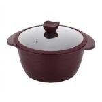 Oală casserole Rockland de 28 cm diametru, culoare visiniu închis (maro), fabricată din aluminiu turnat cu strat antiaderent, prevăzută cu mânere laterale integrate și capac de sticlă termorezistent cu mâner ergonomic maro.