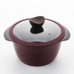 Oală pentru supă Rockland, diametru 20 cm, culoare vișinie, cu strat antiaderent din granit și capac din sticlă termoadecvată, prezentată pe fundal alb