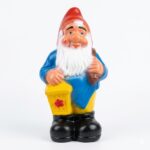 Figurină clasică pitic de grădină cu barbă albă și felinar galben, decorațiune de exterior pe fundal alb